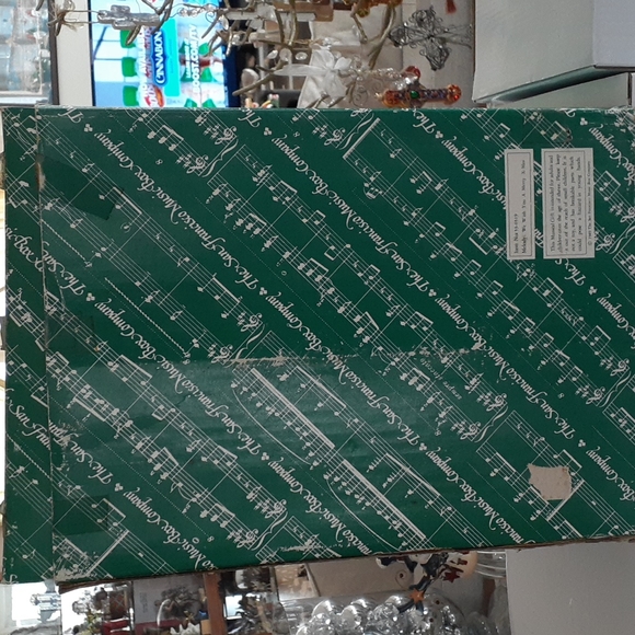 San Francisco Music Box Co. 1989 ceramic "decorating the tree" music box. - Picture 9 of 16